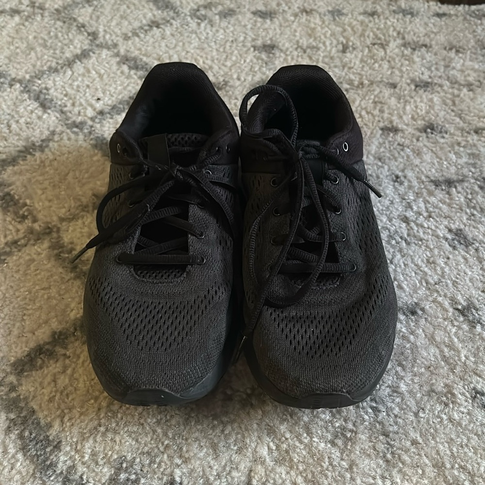 Women’s SIZE 9 under armor shoes.